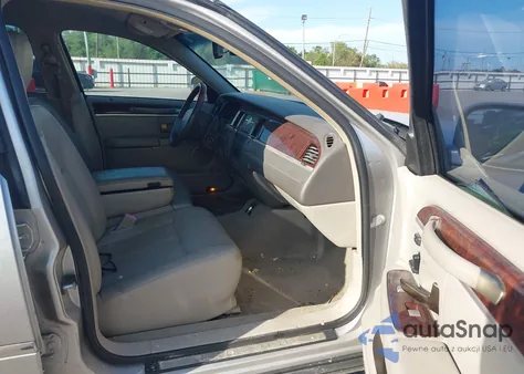 2009 Lincoln Town Car Signature Limited from USA, damaged, VIN 2LNHM82V59X622733